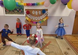 Dzieci z grupy Stokrotki tańczą rytm muzyki.