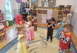 Dzieci z grupy Biedronki tańczą w rytm muzyki.