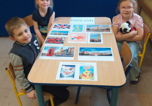 Dzieci przygotowały gazetkę tematyczną o Wielkiej Brytanii.