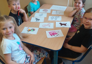 Dzieci wykonują karty obrazkowe dotyczące zwierząt domowych.