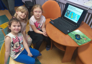 Dzieci oglądają prezentację multimedialną o Wielkiej Brytanii.