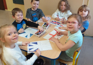 Dzieci kolorują szablon flagi Wielkiej Brytanii.