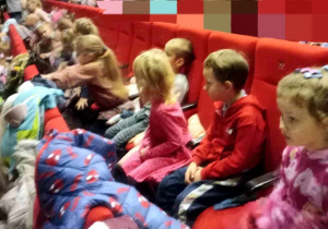 Dzieci z grupy Liski oglądają spektakl.