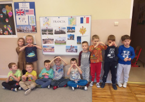 Dzieci poznają symbole narodowe Francji.