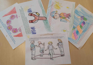 Na zdjęciu pokolorowane przez dzieci karty Zabawownika.