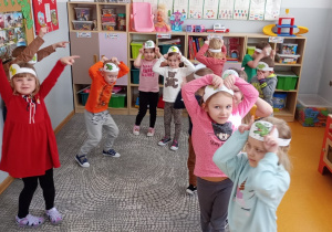 Podczas zabawy ruchowej przedszkolaki naśladują dinozaury.