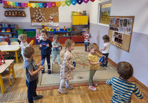 Na zdjęciu dzieci podczas zabawy z krążkami do ćwiczeń.
