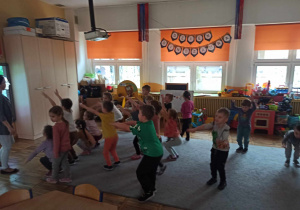 Dzieci podczas zabawy muzyczno – ruchowej.