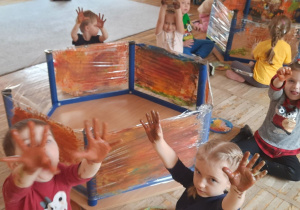 Dzieci pozują do zdjęcia z brudnymi rękami. Bo brudne dzieci, to szczęśliwe dzieci.