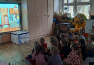 Dzieci z grupy Żabki oglądają film edukacyjny z okazji Dnia Dentysty - Zawód Dentysta.