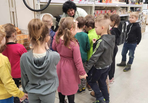 Dzieci z grupy Smerfy podczas zwiedzania sklepu Leroy Merlin.