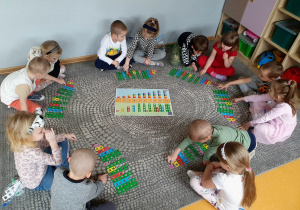 Dzieci z grupy Liski z okazji Dnia Matematyki pracują z klockami Nemi.