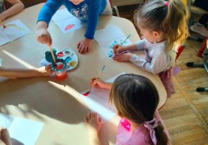 Dzieci podczas malowania farbami.