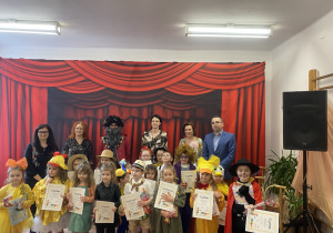 Na zdjęciu widzimy wszystkie dzieci biorące udział w konkursie wokalnym, jury oraz Panią Dyrektor SP nr 8.