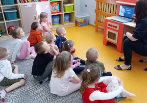 Dzieci oglądają film prezentujący najważniejsze informacje o osobach z Zespołem Downa.