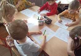 Dzieci z grupy Biedronki kolorują obrazek o Pani Wiośnie.