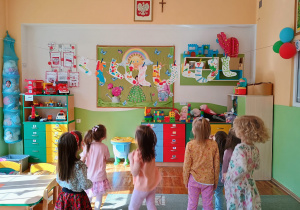 Dziewczynki oglądają samodzielne wykonane kolorowe skarpetki