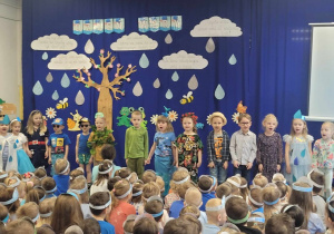 Dzieci z grupy Liski śpiewają piosenkę Zdrowa woda.