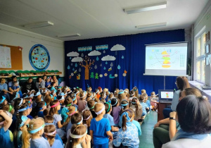 Przedszkolaki oglądają film edukacyjny Woda nie tylko w kranie.