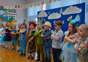 Przedszkolaki śpiewają i tańczą do piosenki „Zdrowa woda”.
