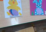 Kolorowe kartki wielkanocne wykonane przez dzieci oraz rodziców.