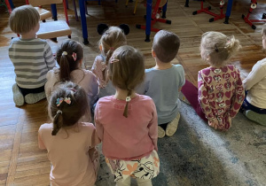 Dzieci z grupy Misie oglądają film edukacyjny pt. ,,Autyzm”.