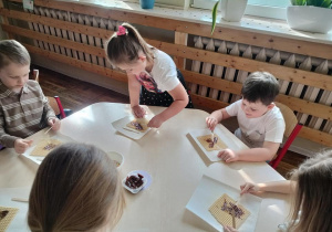 Dzieci przygotowują wafle czekoladowe.