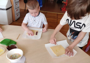 Dzieci przygotowują wafle czekoladowe.