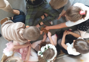 Dzieci z pierwszej drużyny liczą kostki w tabliczce czekolady.