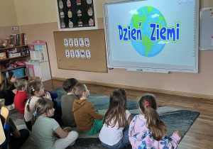 Przedszkolaki oglądają film edukacyjny „Dzień Ziemi”