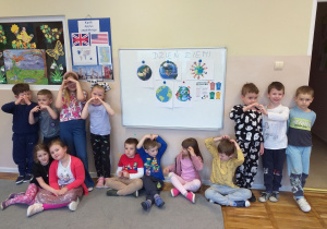 Dzieci robią sobie pamiątkową fotografię z okazji obchodzonego przez nie Światowego Dnia Ziemi.