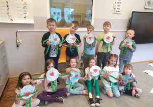 Dzieci z grupy Pszczółki prezentują swoje prace plastyczne z okazji Dnia Ziemi.