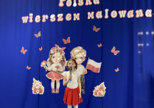 6.Dziewczynka z grupy Odkrywcy recytuje wiersz pt. ,,Jestem polakiem, polską mam duszę”, Antoniego Kucharczyka.