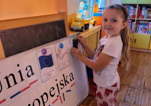 Dziewczynka tworzy gazetkę związaną z Unią Europejską