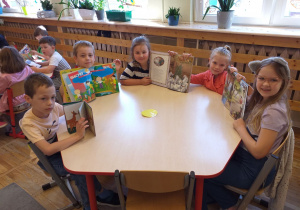 Dzieci z grupy Tropiciele przyzwyczajają się do czytania książek.