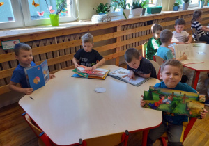 Dzieci z grupy Tropiciele przyzwyczajają się do czytania książek.