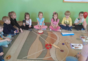 Dzieci przyporządkowują instrumenty muzyczne do odpowiedniego obrazka.