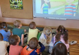 Dzieci z grupy Smerfy oglądają film "Skąd się biorą produkty ekologiczne "