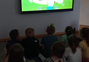 Dzieci z grupy " Pszczółki" oglądają film „Skąd się biorą produkty ekologiczne"