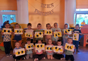 Dzieci prezentujące swoje prace twórcze „Pszczółki”.