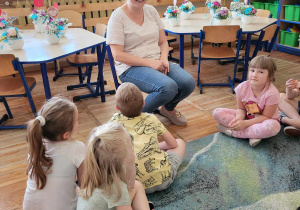 Pani Agnieszka opowiada dzieciom o pracy florysty.