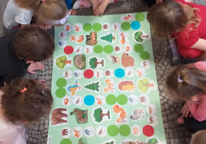Dzieci grają w grę „Zwierzęta leśne”.