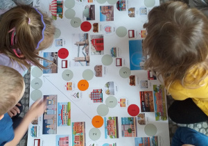 Dzieci grają w grę „Miasteczko, miasto”.