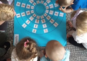 Dzieci grają w grę „Rodzina”.