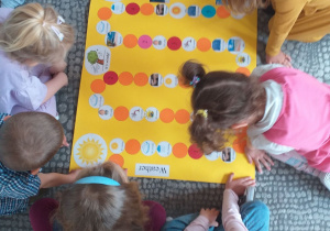 Dzieci grają w grę „Pogoda”.