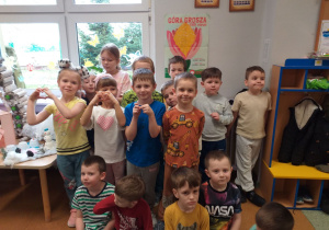 Dzieci pozują do zdjęcia przy kąciku akcji charytatywnej Góra Grosza.