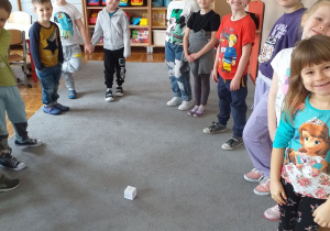 Dzieci bawią się w zabawę ruchową z kostką pogodową.