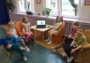 Dzieci oglądają prezentację multimedialną o znanej osobie zamieszkującej jeden z krajów anglojęzycznych.