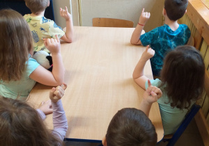 Dzieci uczą się prostej rymowanki „Family Finger”.