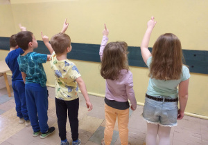 Dzieci uczą się piosenki „One Little Finger”.